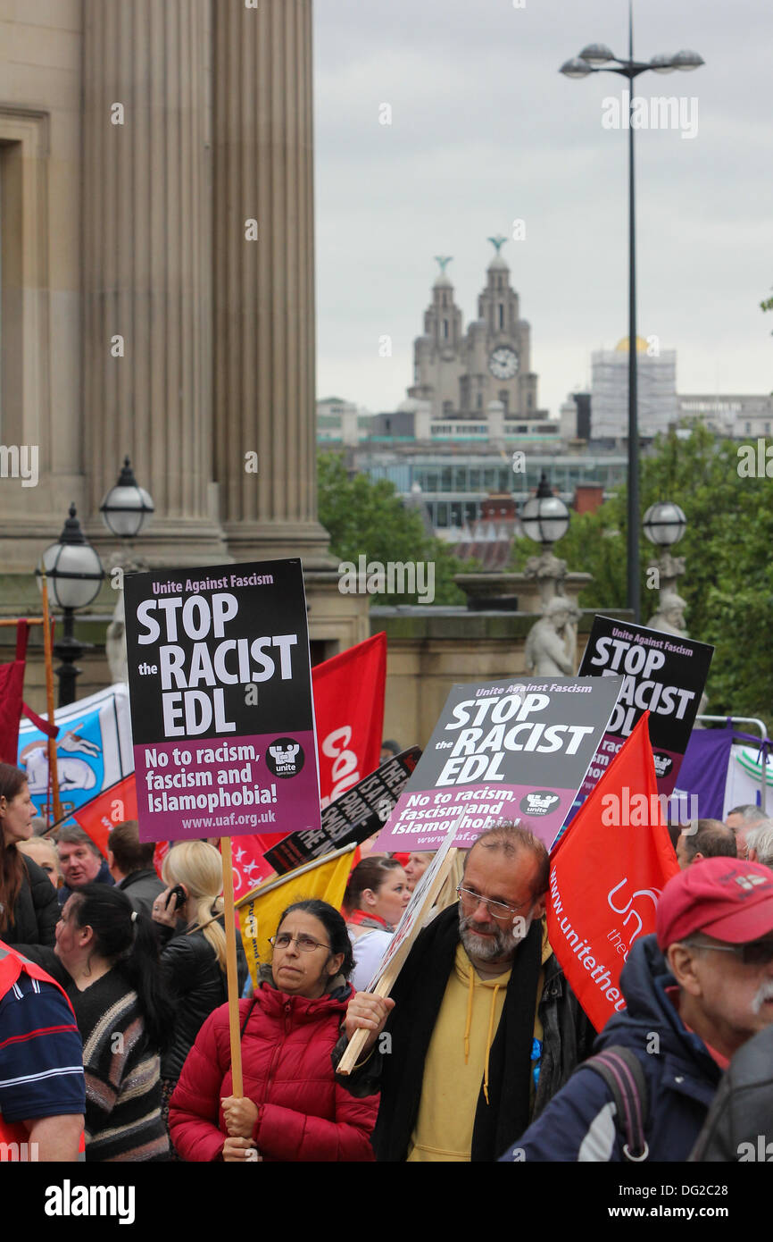 Centinaia di manifestanti hanno accompagnato da figure politiche, tra cui il Sindaco di Liverpool Joe Anderson e il ministro ombra per la sanità pubblica Luciana Berger uniti a marzo attraverso il centro di Liverpool Sabato, Ottobre 12, 2013 che ha riguardato in particolare la tagline "Celebrando non dividere'. La dimostrazione che è stato chiamato da unire l'Unione, si è tenuta a diffondere il messaggio che di estrema destra del British National Party (BNP) leader Nick Griffin deve essere sconfitto presso le elezioni del Parlamento europeo nel 2014. Foto Stock