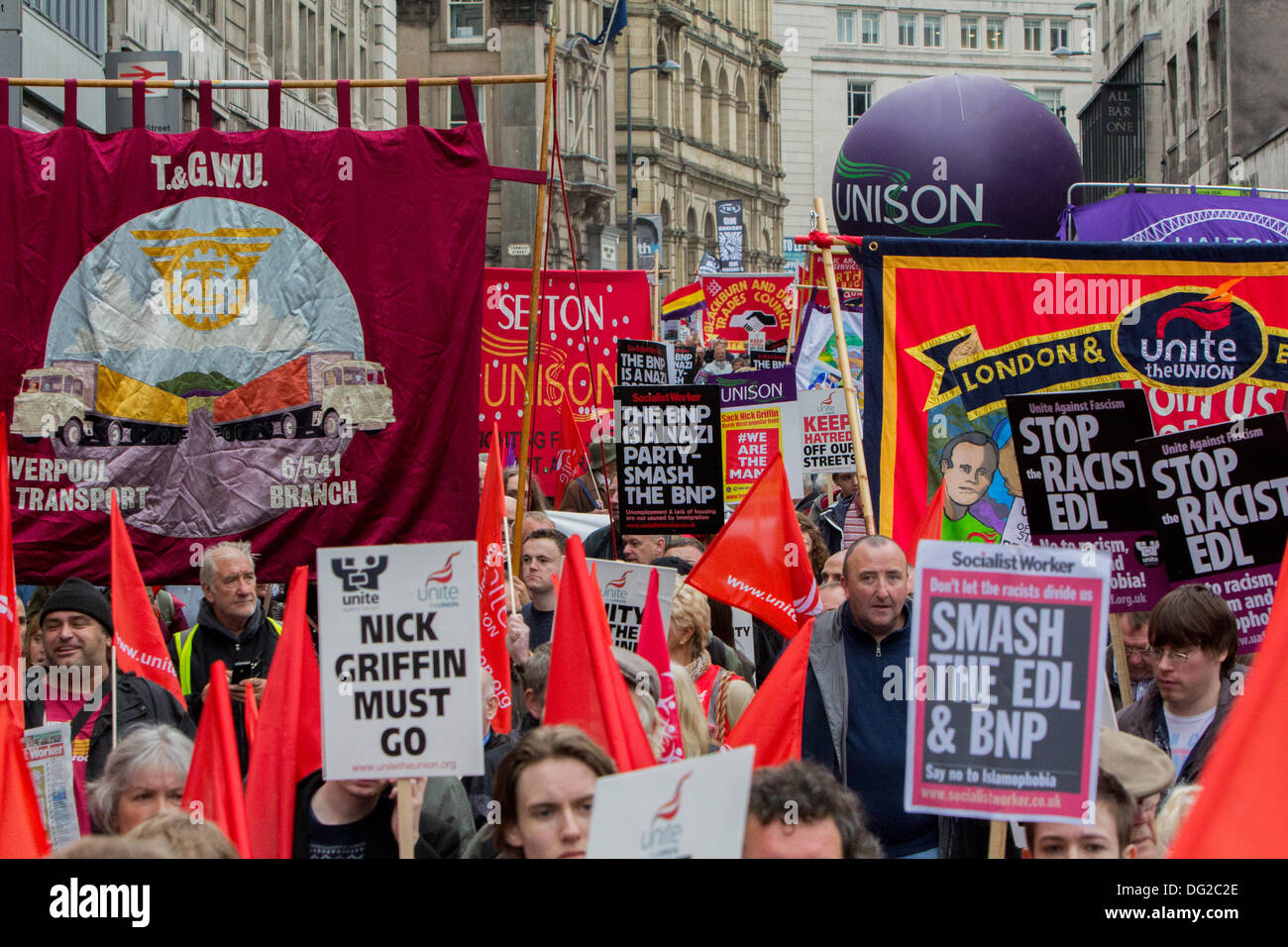 Centinaia di manifestanti hanno accompagnato da figure politiche, tra cui il Sindaco di Liverpool Joe Anderson e il ministro ombra per la sanità pubblica Luciana Berger uniti a marzo attraverso il centro di Liverpool Sabato, Ottobre 12, 2013 che ha riguardato in particolare la tagline "Celebrando non dividere'. La dimostrazione che è stato chiamato da unire l'Unione, si è tenuta a diffondere il messaggio che di estrema destra del British National Party (BNP) leader Nick Griffin deve essere sconfitto presso le elezioni del Parlamento europeo nel 2014. Foto Stock