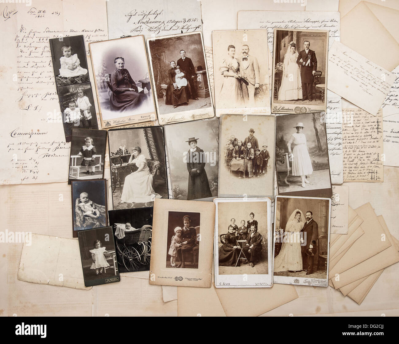 Vecchia lettere e antica famiglia foto. i genitori, il nonno e la nonna; bambini. nostalgico vintage foto da ca. 1900 Foto Stock