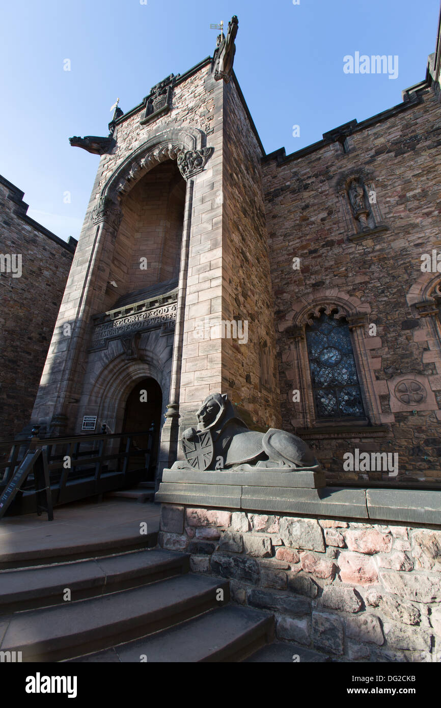 Città di Edimburgo in Scozia. Ingresso principale della Scottish National War Memorial in alto Ward del Castello di Edimburgo. Foto Stock