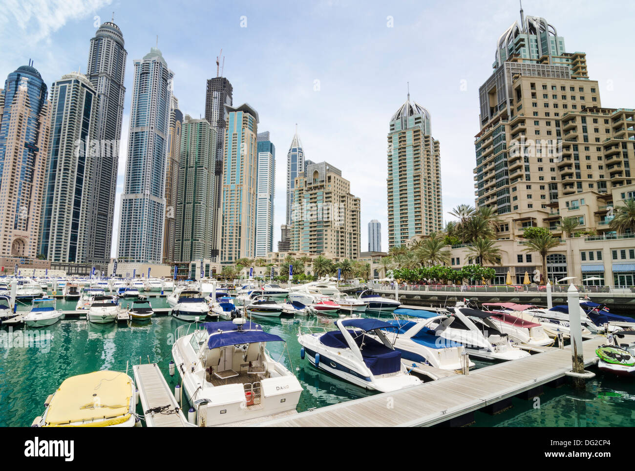 Grattacieli si affacciano su barche in Dubai Marina, Dubai, UAE Foto Stock