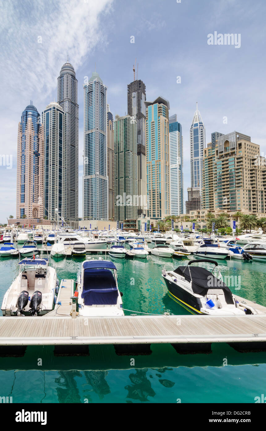Grattacieli si affacciano su barche in Dubai Marina, Dubai, UAE Foto Stock