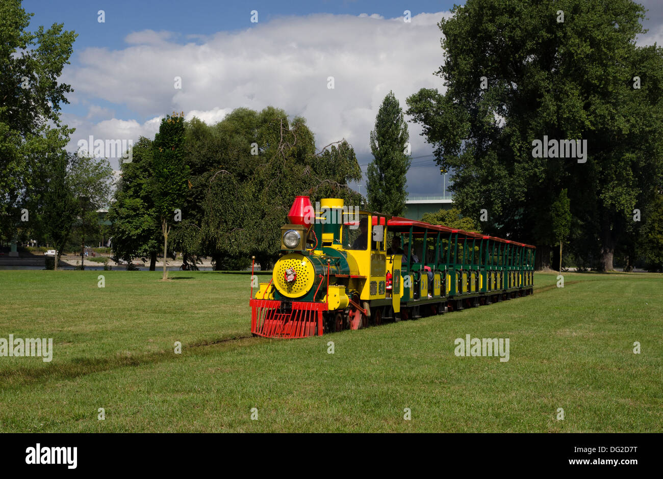 La ferrovia in miniatura di treno del Rheinpark sulla riva destra del fiume Reno, Colonia, Germania Foto Stock