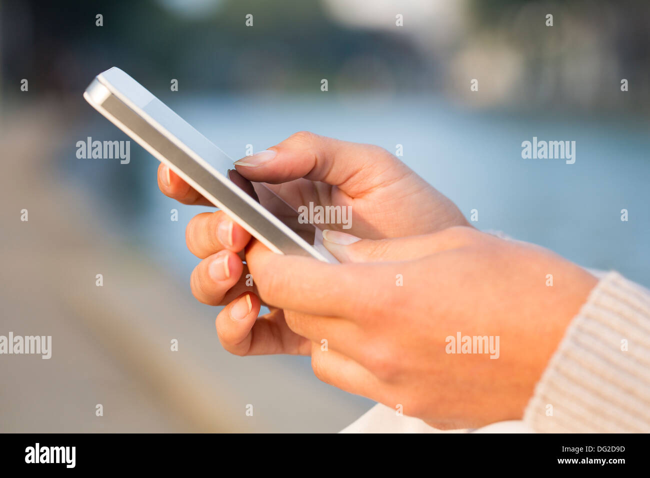 Femmina computer outdoor mobile città telefono messaggio sms Foto Stock