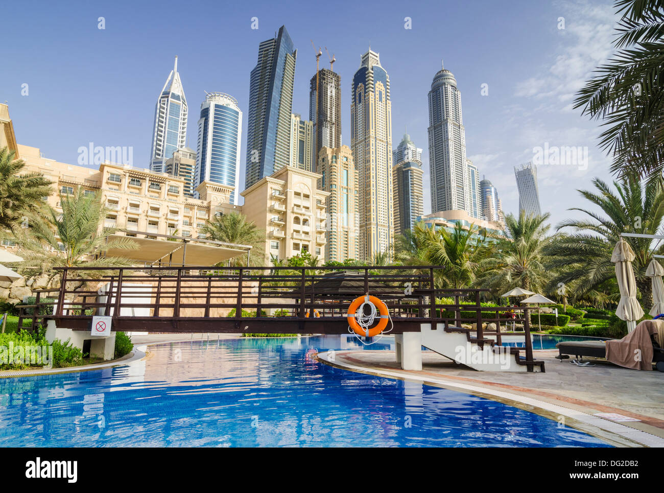 Dubai Marina grattacieli si affacciano la struttura The Westin Dubai Mina Seyahi Beach Resort Hotel pool, Dubai, UAE Foto Stock