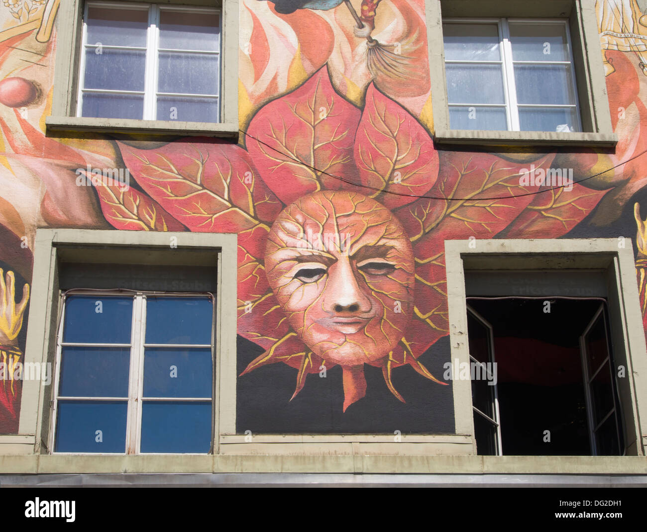 Lucerna in Svizzera di una bellissima città vecchia e una popolare destinazione turistica, Particolare di affresco dipinto facciata della casa Foto Stock