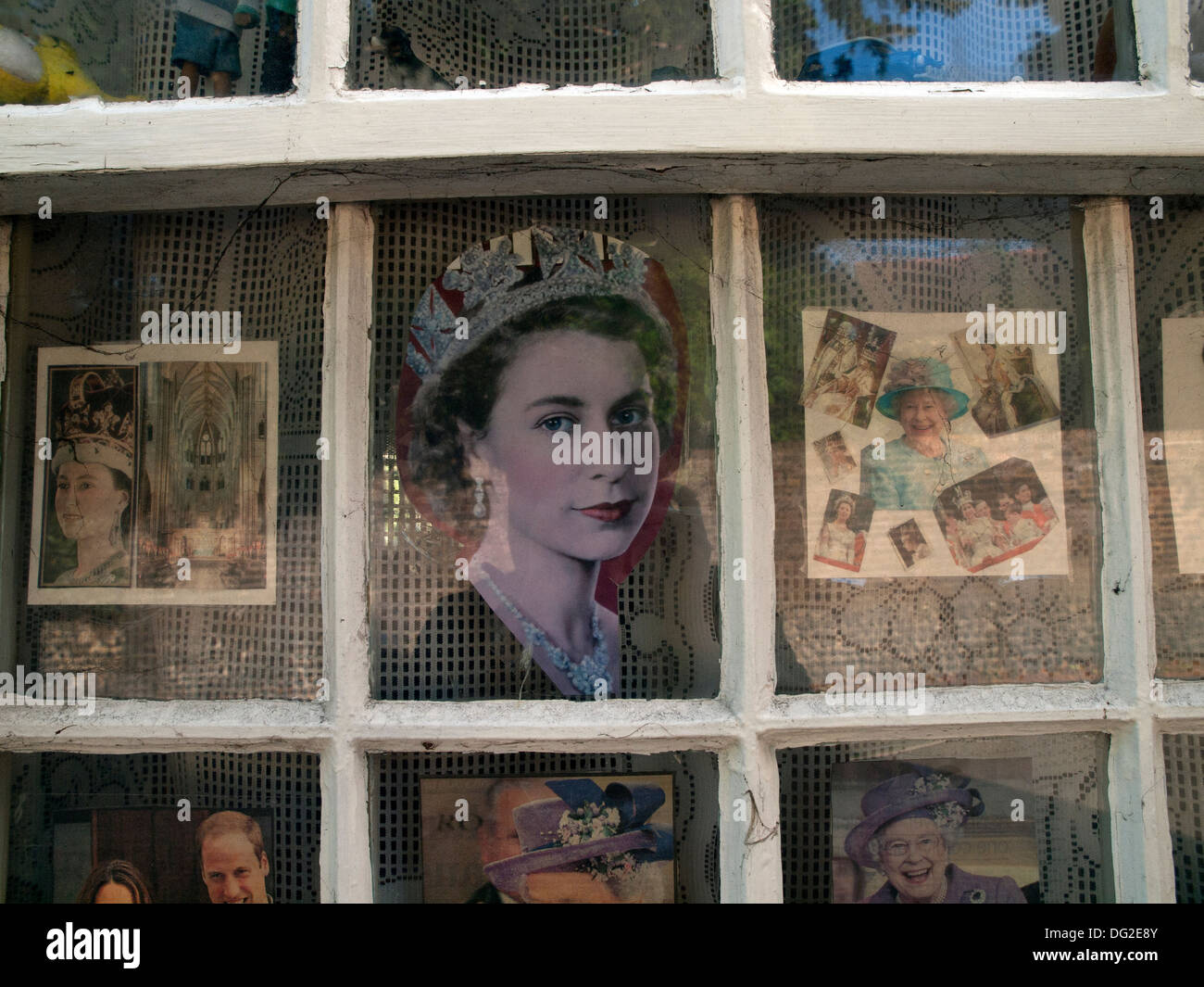 Nella finestra di un appassionato inglese royalist's cottage, immagini della regina sono bloccati alla finestra Foto Stock