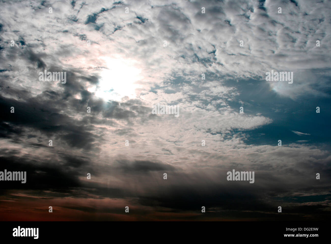 Sole di sera con le nuvole Foto Stock