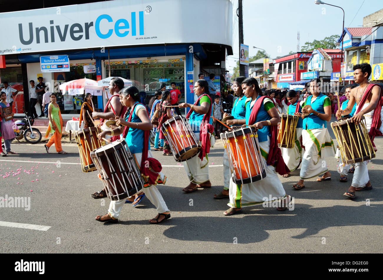 Un gruppo di percussionisti presso il festival indù in Kerala, India Foto Stock