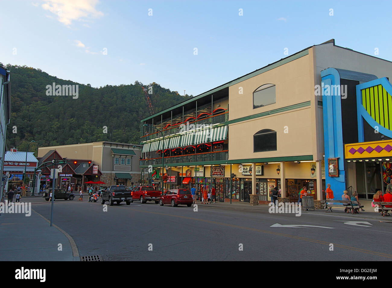 Turisti e del traffico in corrispondenza di una intersezione tra la strada principale, Parkway 441, nel centro di Gatlinburg, Tennessee Foto Stock