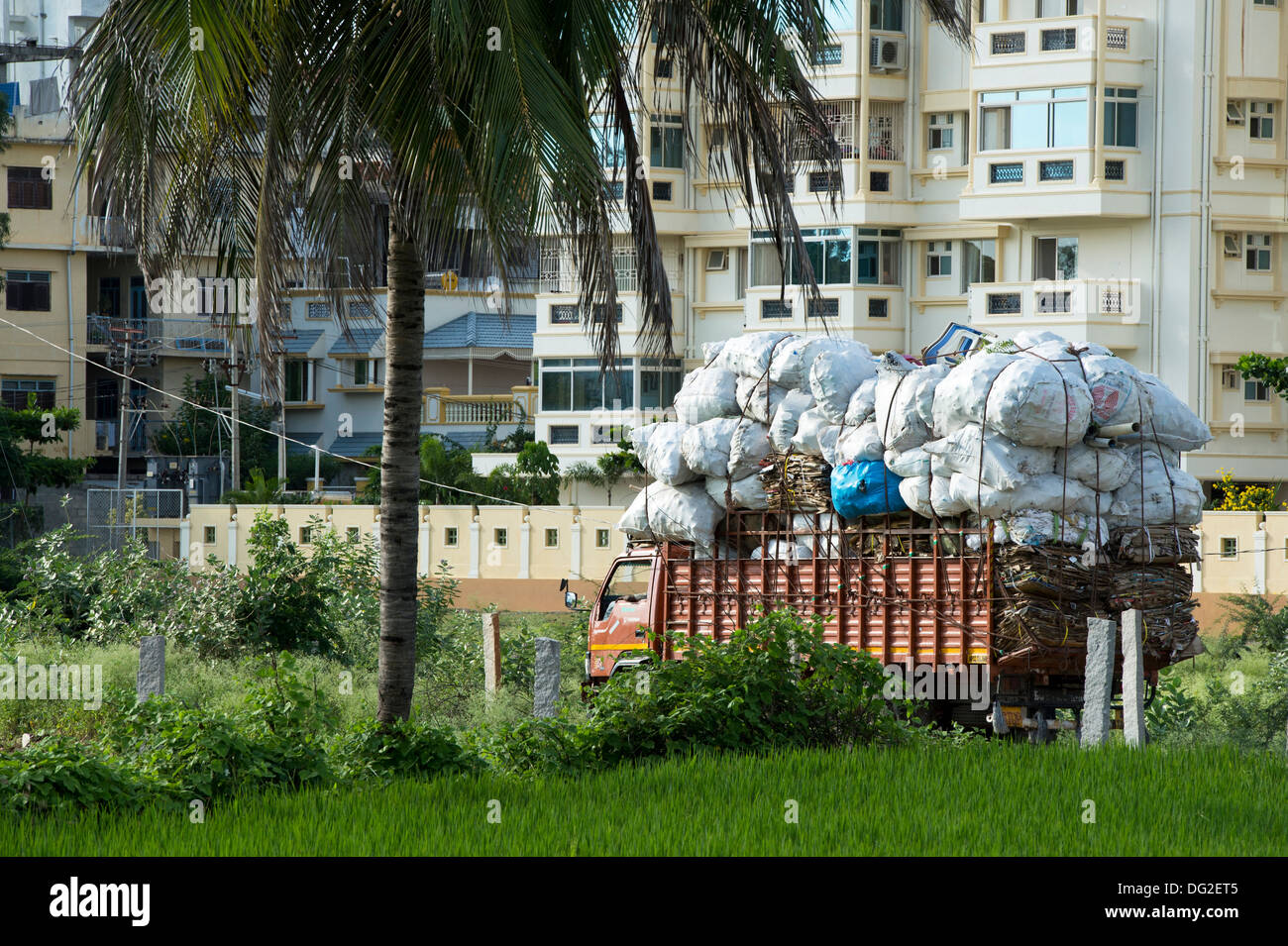 Sovraccarico carrello indiano con rifiuti domestici per il riciclaggio. Andhra Pradesh, India Foto Stock