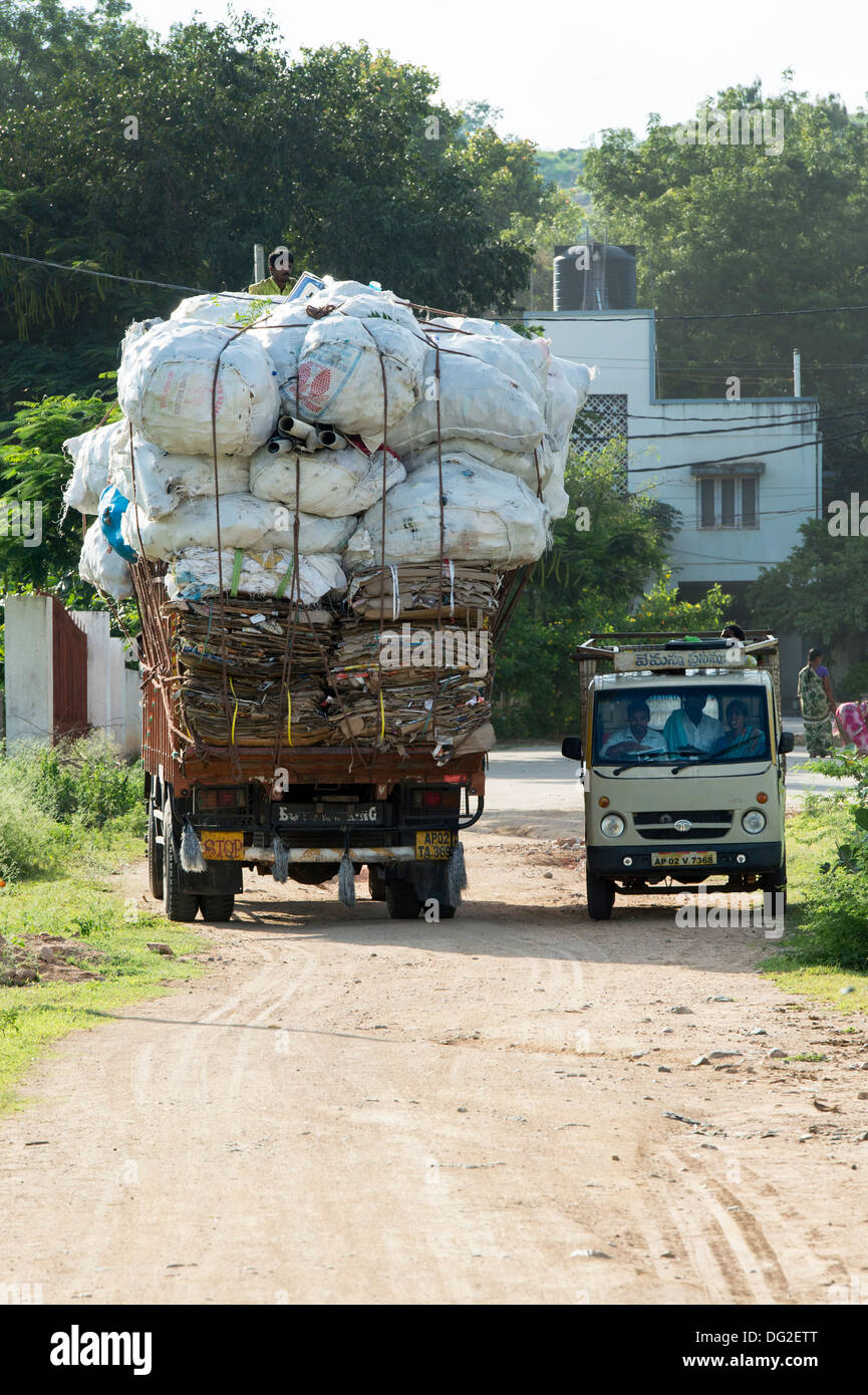 Sovraccarico carrello indiano con rifiuti domestici per il riciclaggio. Andhra Pradesh, India Foto Stock