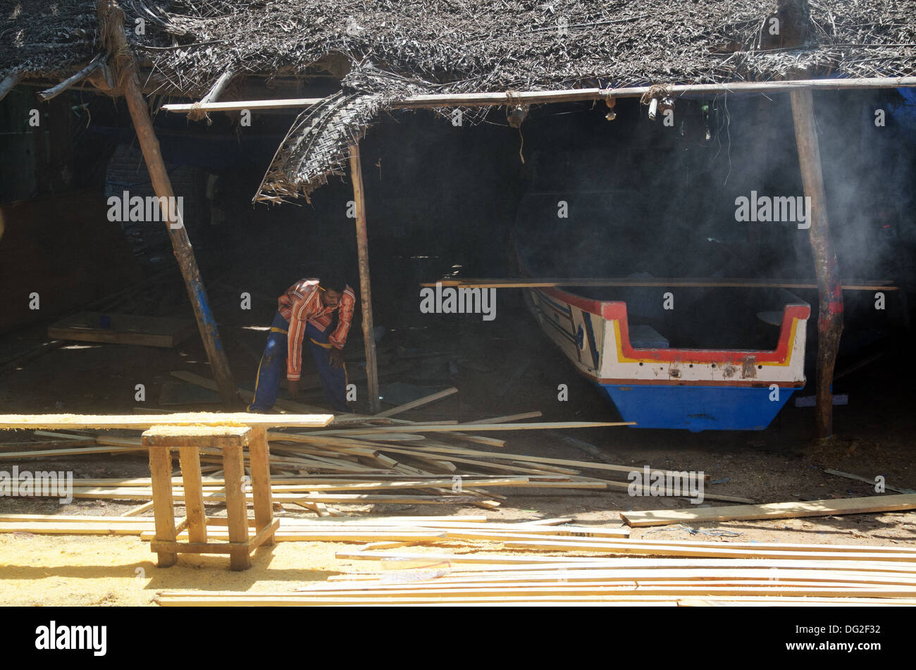 La pesca tradizionale edificio di barca Vizhinjam nel villaggio di pescatori, Kerala, India Foto Stock