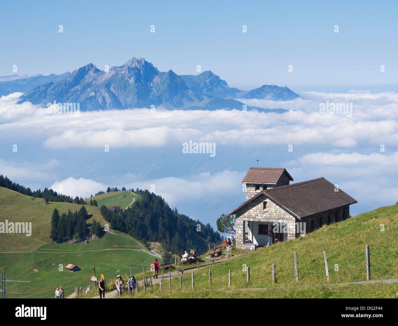 Vista panoramica dalla cima del monte Rigi Kulm, Svizzera il Lago di Lucerna sotto le nuvole , cappella sul crinale Foto Stock