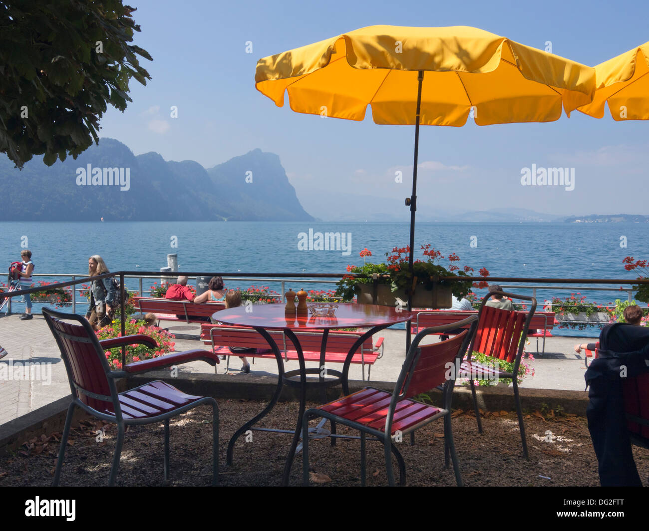 Prendendo una pausa dalle visite turistiche in Vitznau dal Lago di Lucerna, idilliaco resort per vacanze e paradiso naturale in Svizzera Foto Stock