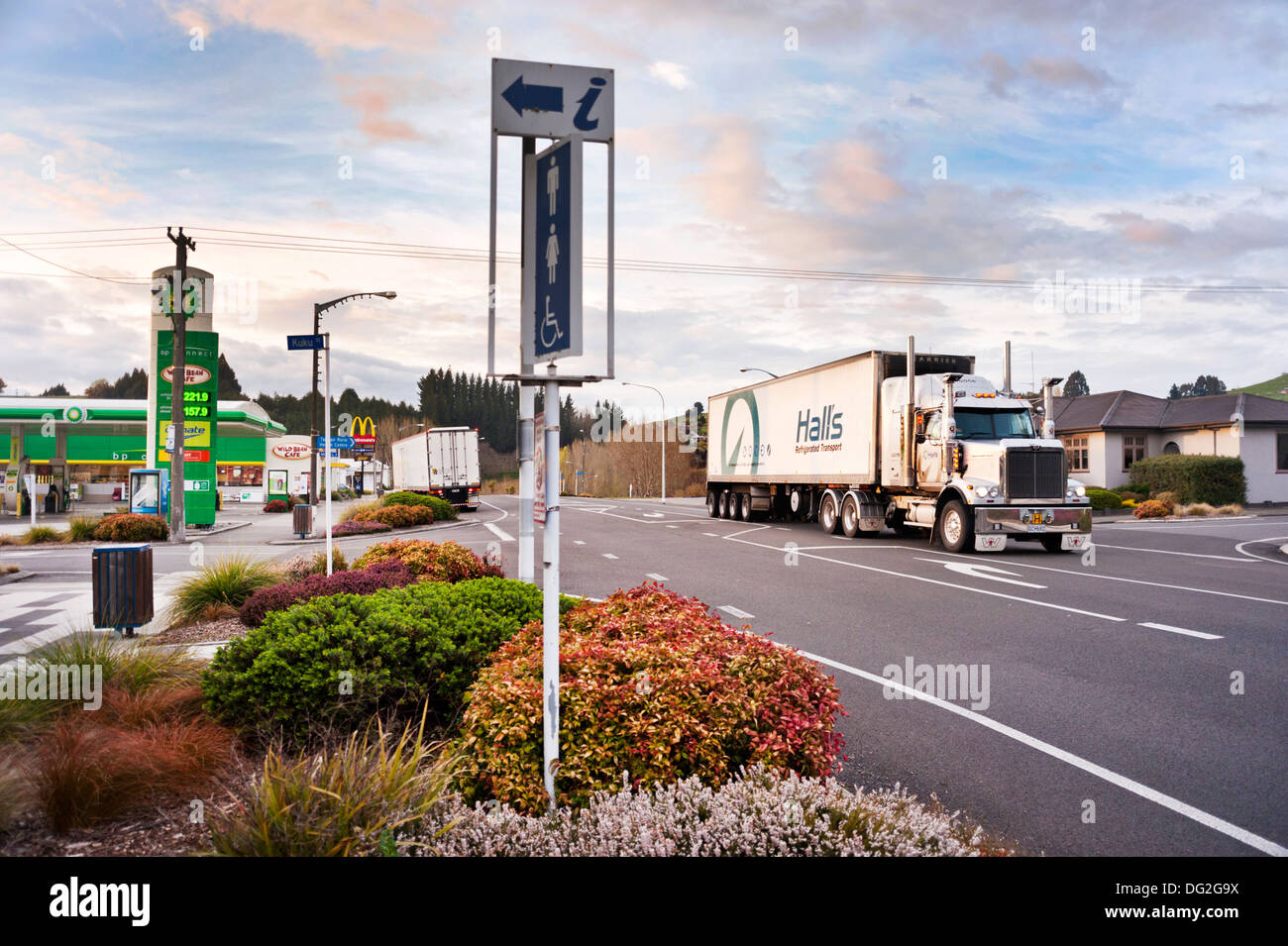 Taihape, Isola del nord, Nuova Zelanda. Un grosso camion passa lungo la Highway 1 attraverso la piccola cittadina. Foto Stock