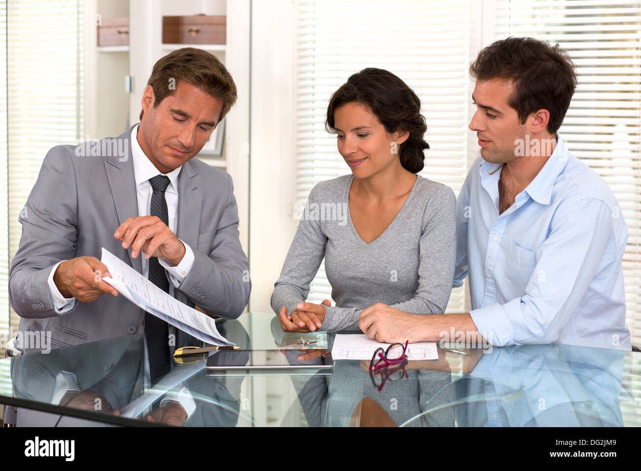 Donna Uomo uomo d affari interni contrat Foto Stock