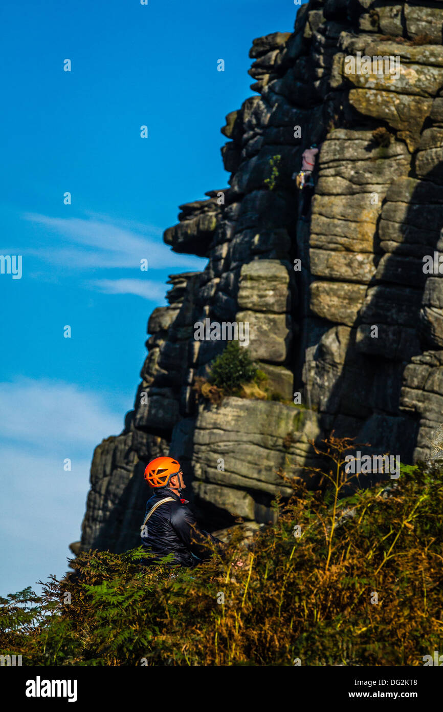 Scalatore di deliberare su Flying contrafforte diretta a Stanage, Peak District, REGNO UNITO Foto Stock
