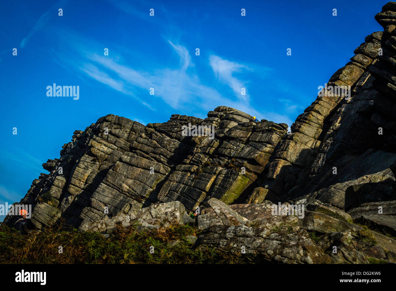 Bizzarro colpo angolato di scalatore di deliberare su Flying contrafforte diretta a Stanage, Peak District, REGNO UNITO Foto Stock