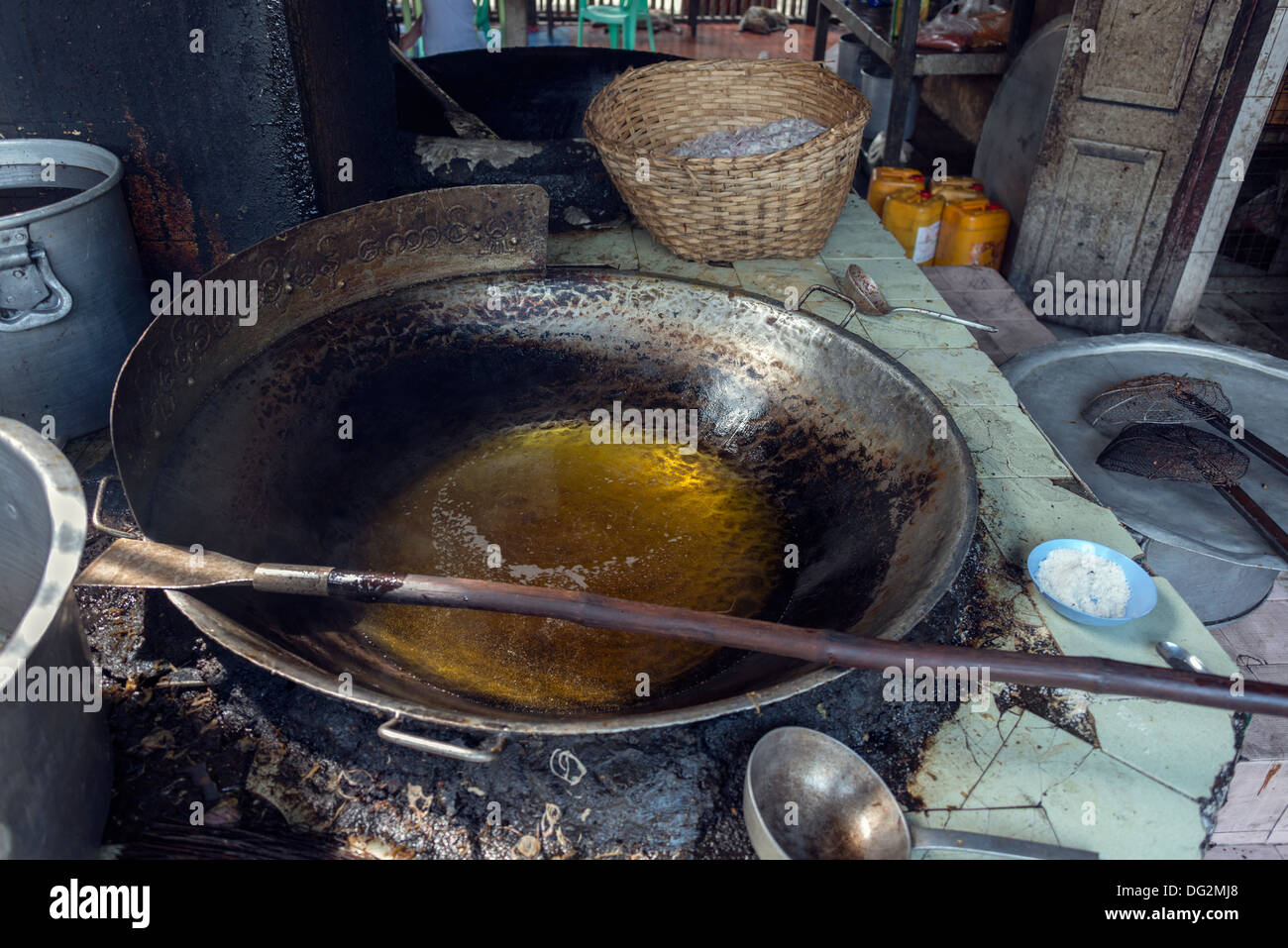 La cucina tradizionale implementa seduta su fuoco di legna per la preparazione di Monaco i pasti, Monastero Mahagandayon, Amarapura, Myanmar Foto Stock