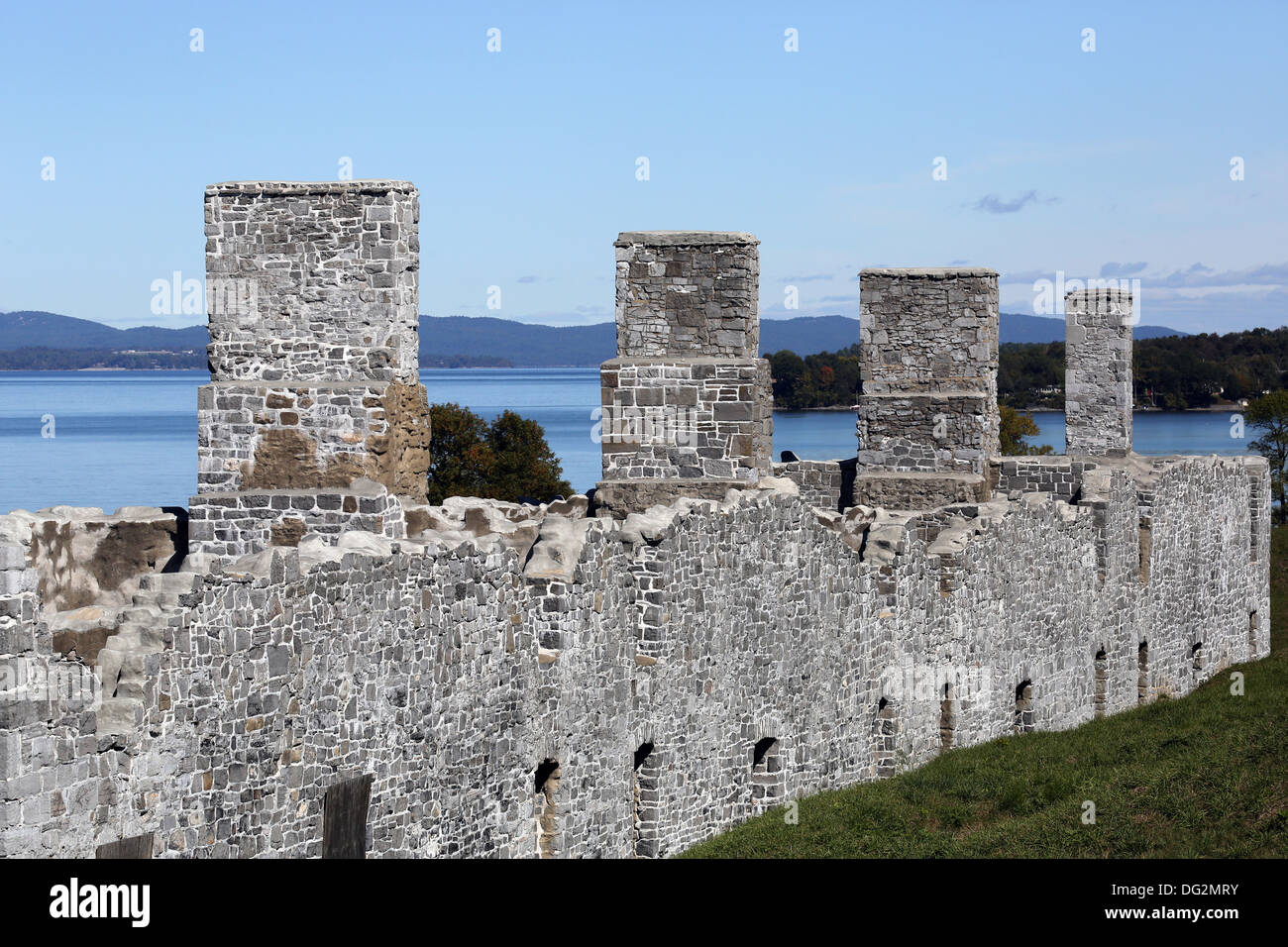 Caserma la ricostruzione a Fort Crown Point con lago Champlain e Vermont come sfondo. Foto Stock