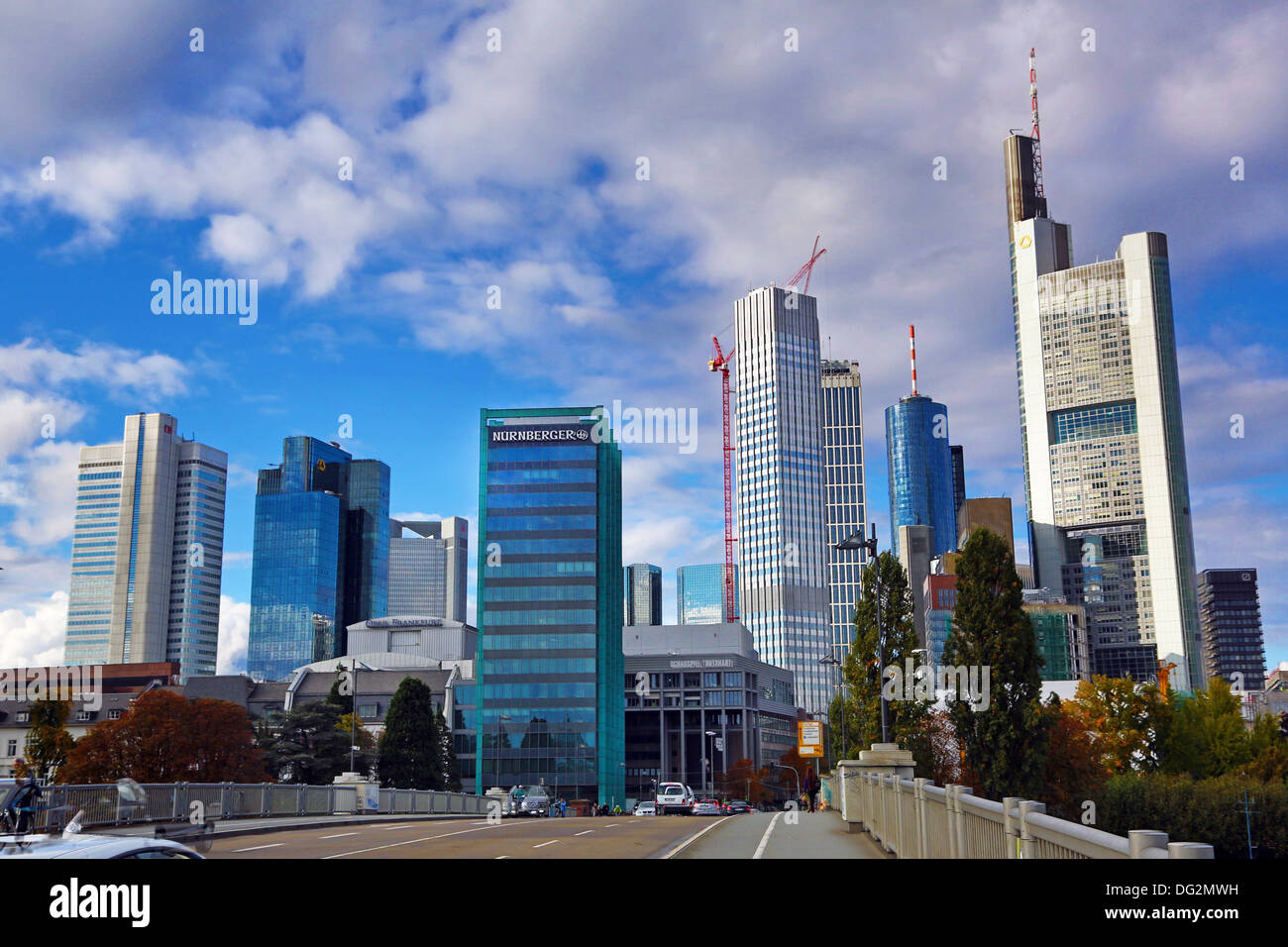 Scena generale degli edifici della città skyline di Francoforte sul Meno, Germania Foto Stock