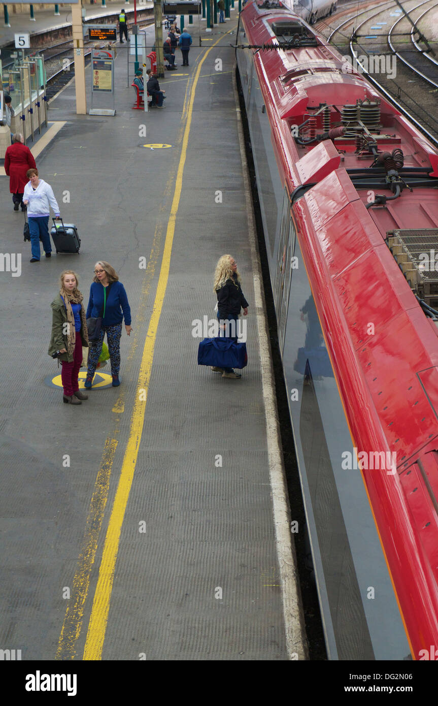 I passeggeri di imbarcarsi su una vergine Pendolino in Carlisle stazione ferroviaria con una carta speciale treno. Carlisle Cumbria Foto Stock