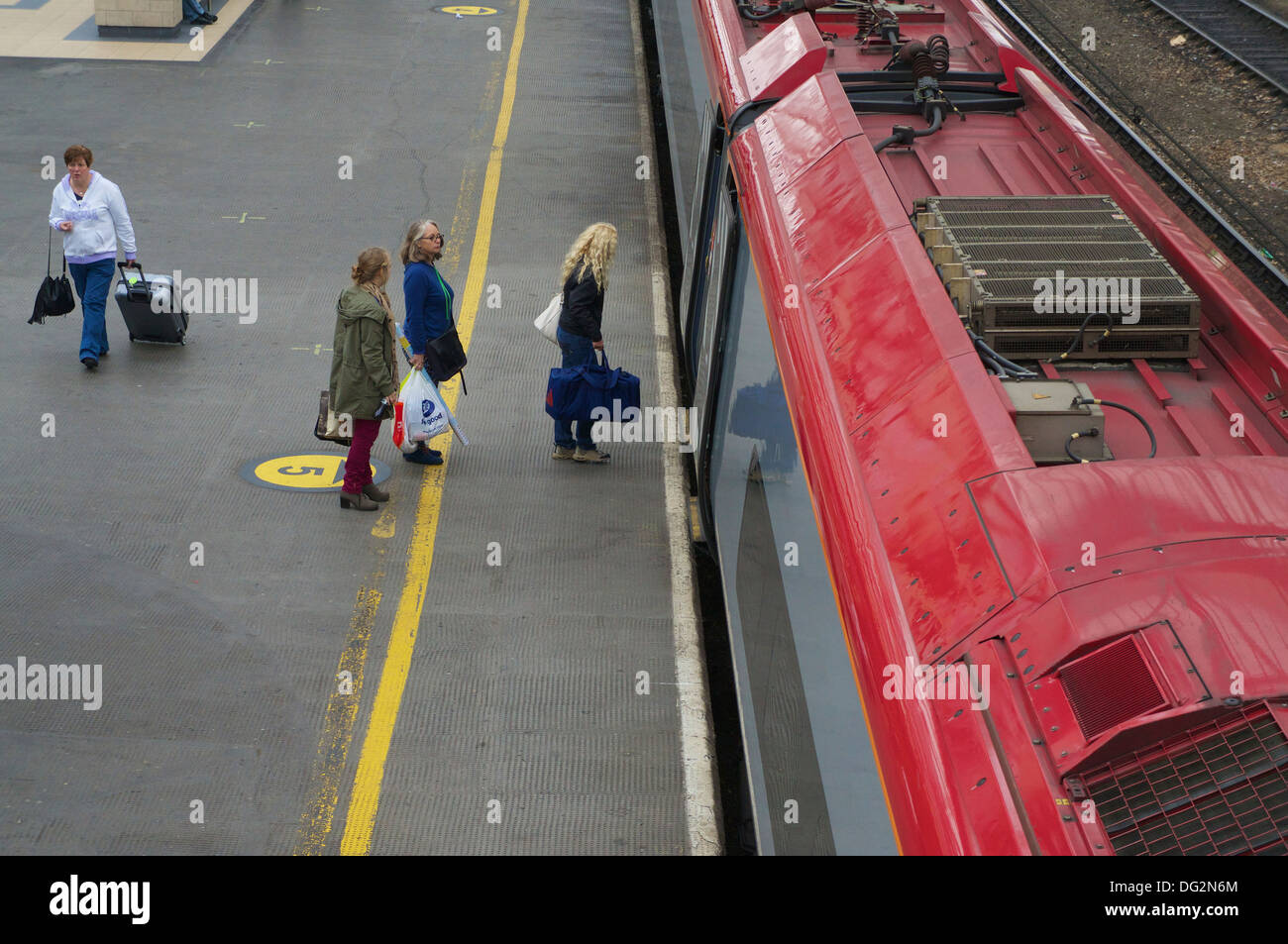 Virgin Pendolino in Carlisle stazione ferroviaria con una carta speciale treno. Carlisle Cumbria Inghilterra Regno Unito Regno Unito GB Foto Stock