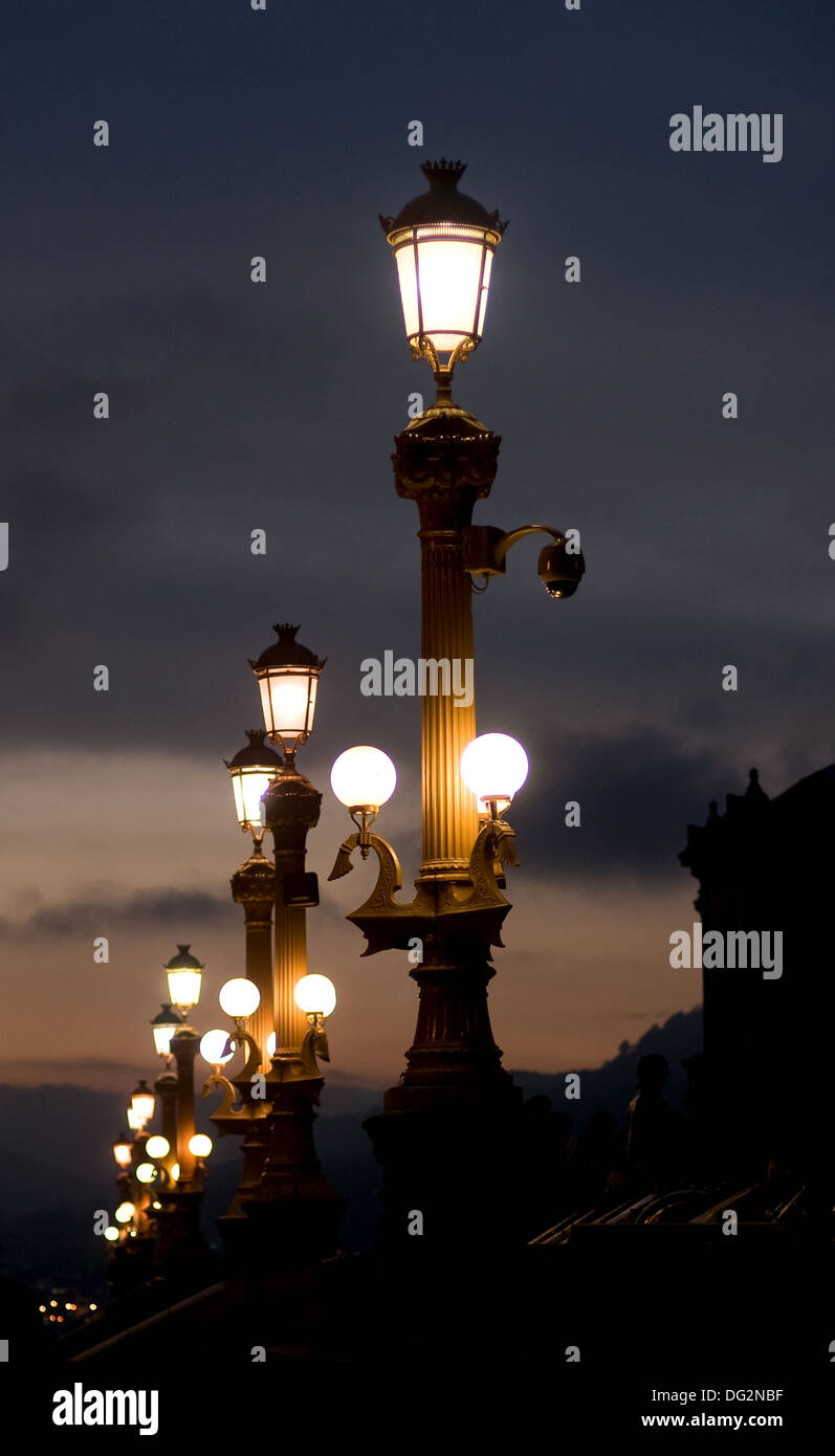 Lampione stradale tipico dell'Europa Foto Stock