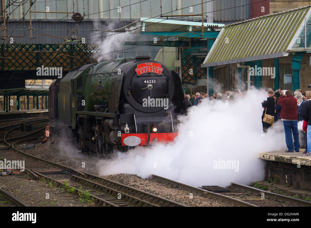 Locomotiva a vapore 'Duchess di Sutherland' 46233 in Carlisle stazione ferroviaria con una carta speciale treno. Carlisle Cumbria Foto Stock