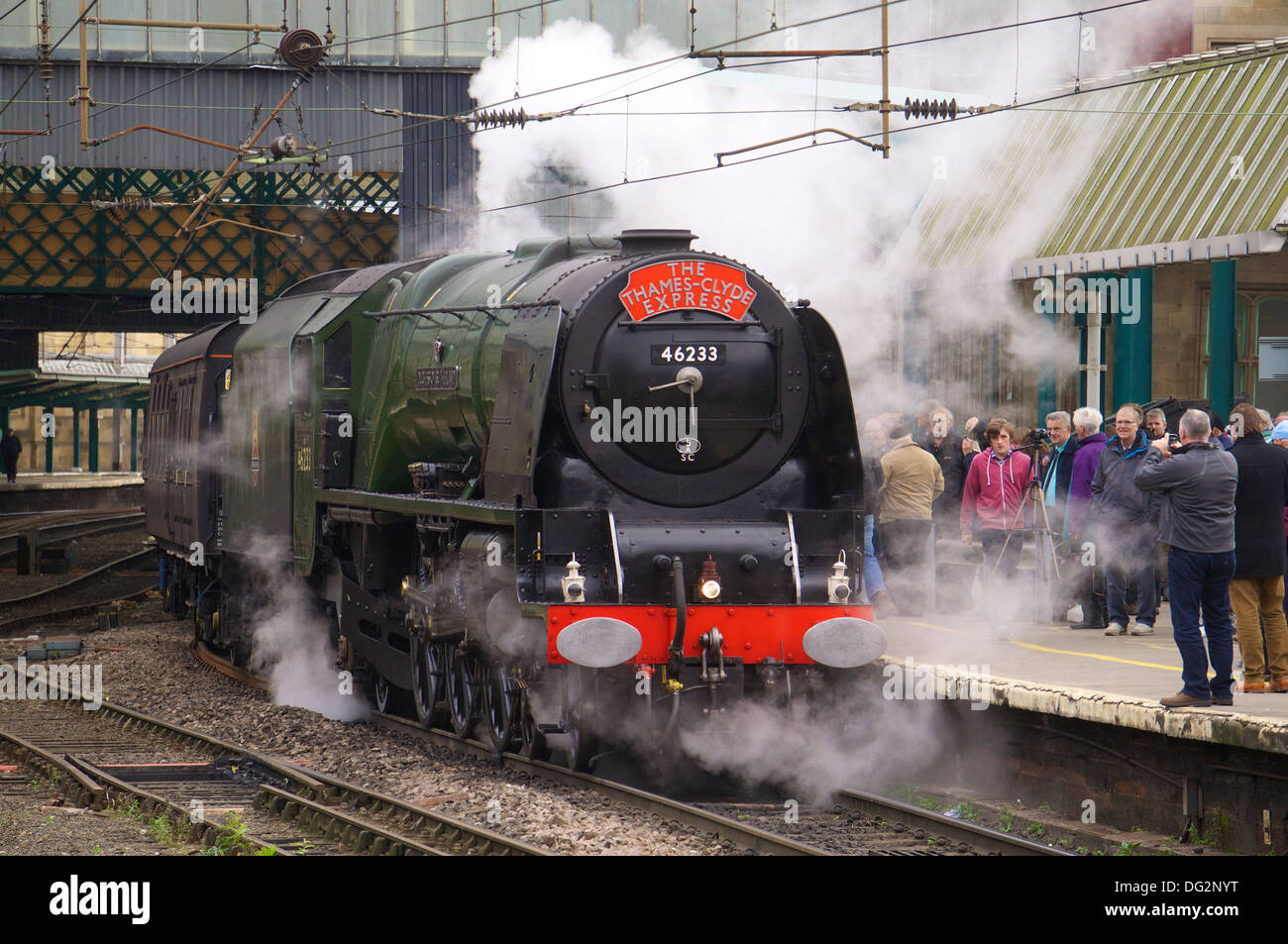 Locomotiva a vapore 'Duchess di Sutherland' 46233 in Carlisle stazione ferroviaria con una carta speciale treno. Carlisle Cumbria Foto Stock