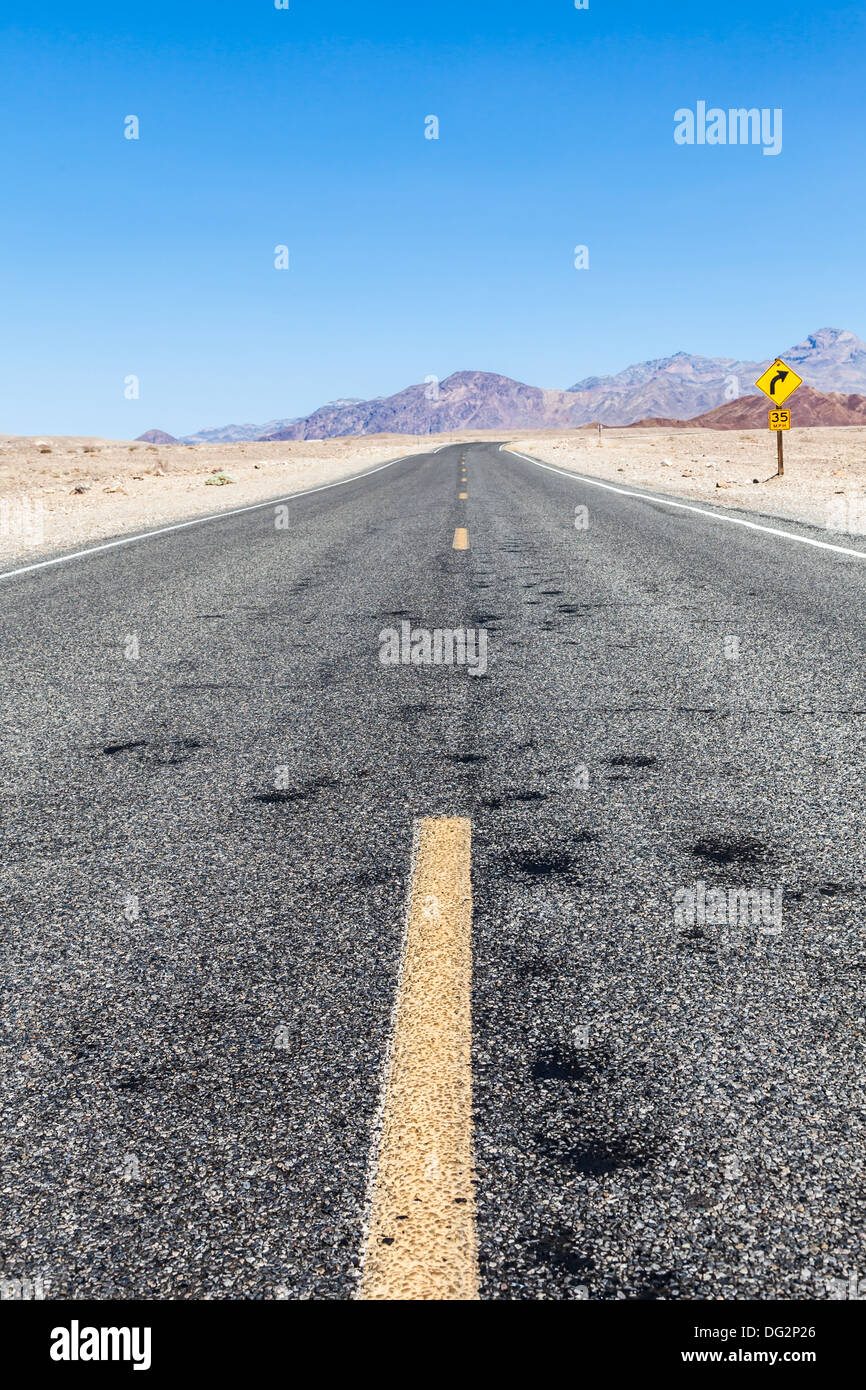 Prospettiva della strada nel mezzo della Valle della Morte del deserto, STATI UNITI D'AMERICA Foto Stock