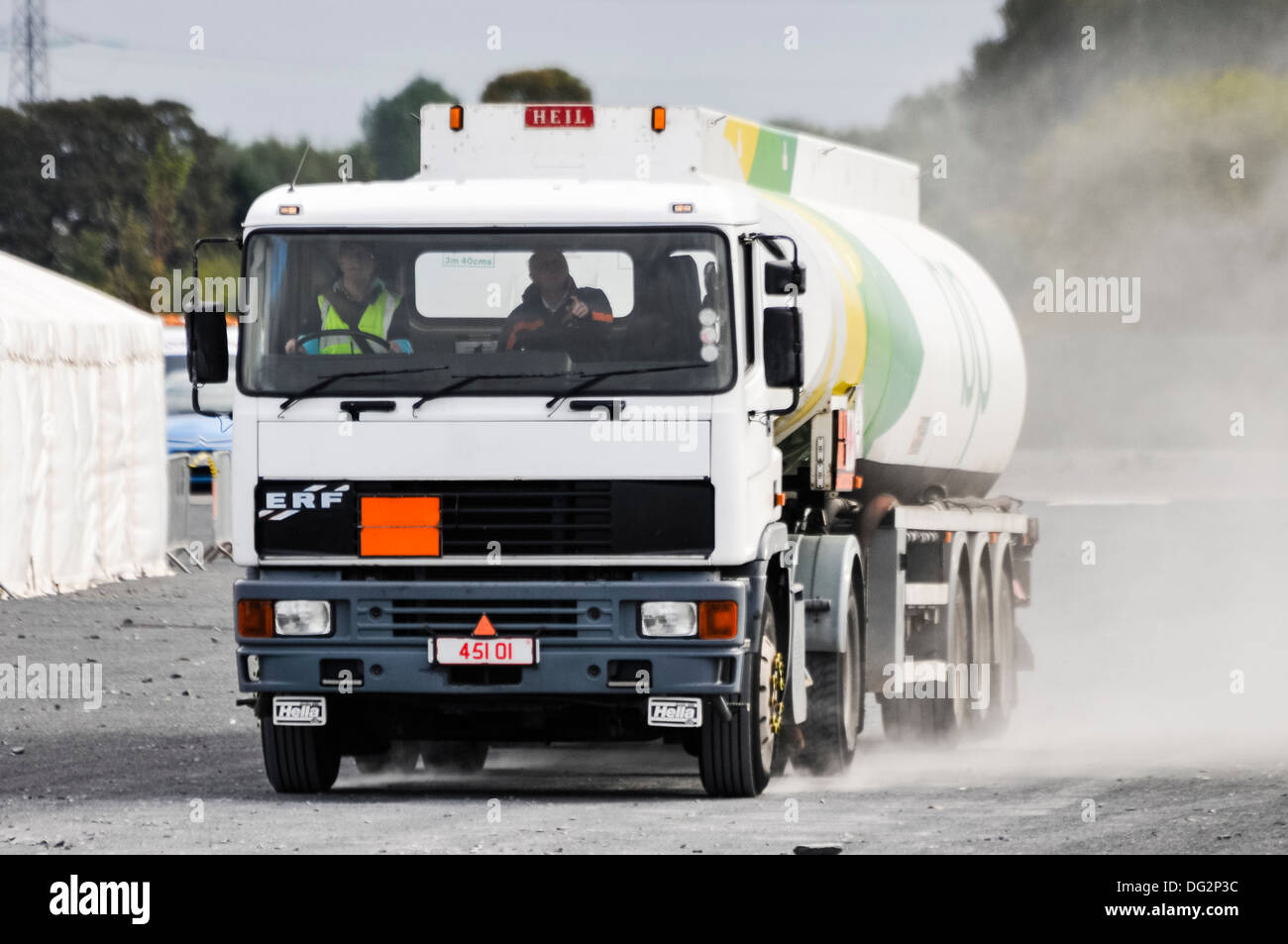 Un uomo aziona un BP Petroliera lungo una strada polverosa Foto Stock