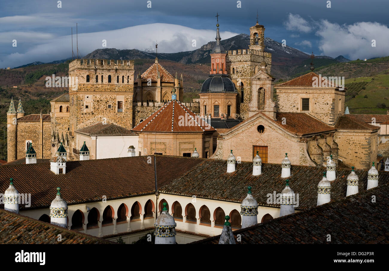 Il Monastero reale di Santa Maria de Guadalupe. Caceres, Spagna. UNESCO - Sito Patrimonio dell'umanità. Vista generale Foto Stock