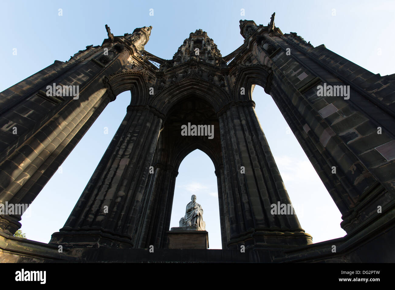 Città di Edimburgo in Scozia. Basso angolo vista del monumento di Scott su Princes Street. Foto Stock