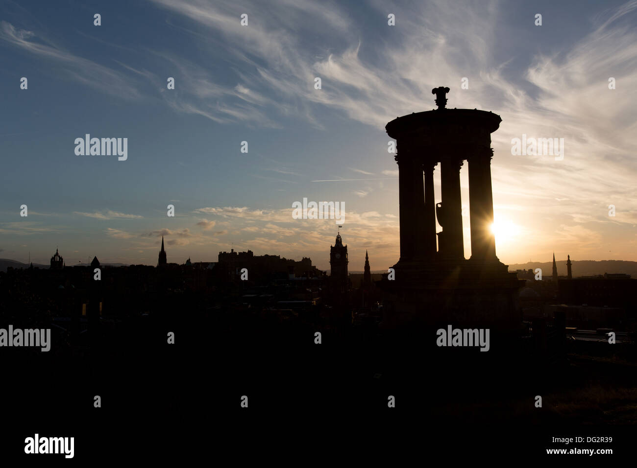 Città di Edimburgo in Scozia. Pittoresca vista al tramonto del centro di Edimburgo vista da Calton Hill. Foto Stock