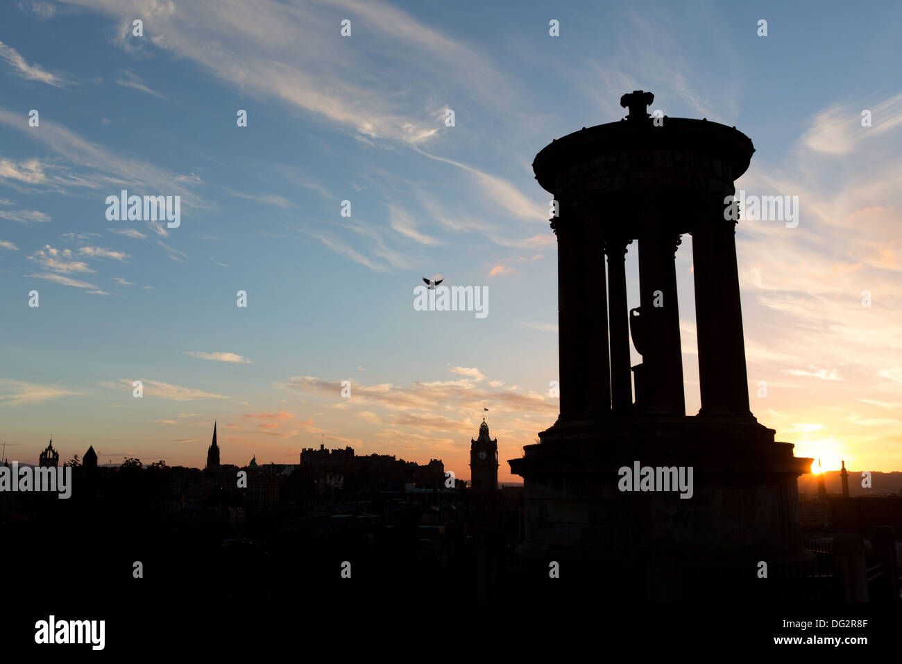 Città di Edimburgo in Scozia. Pittoresca vista al tramonto del centro di Edimburgo vista da Calton Hill. Foto Stock