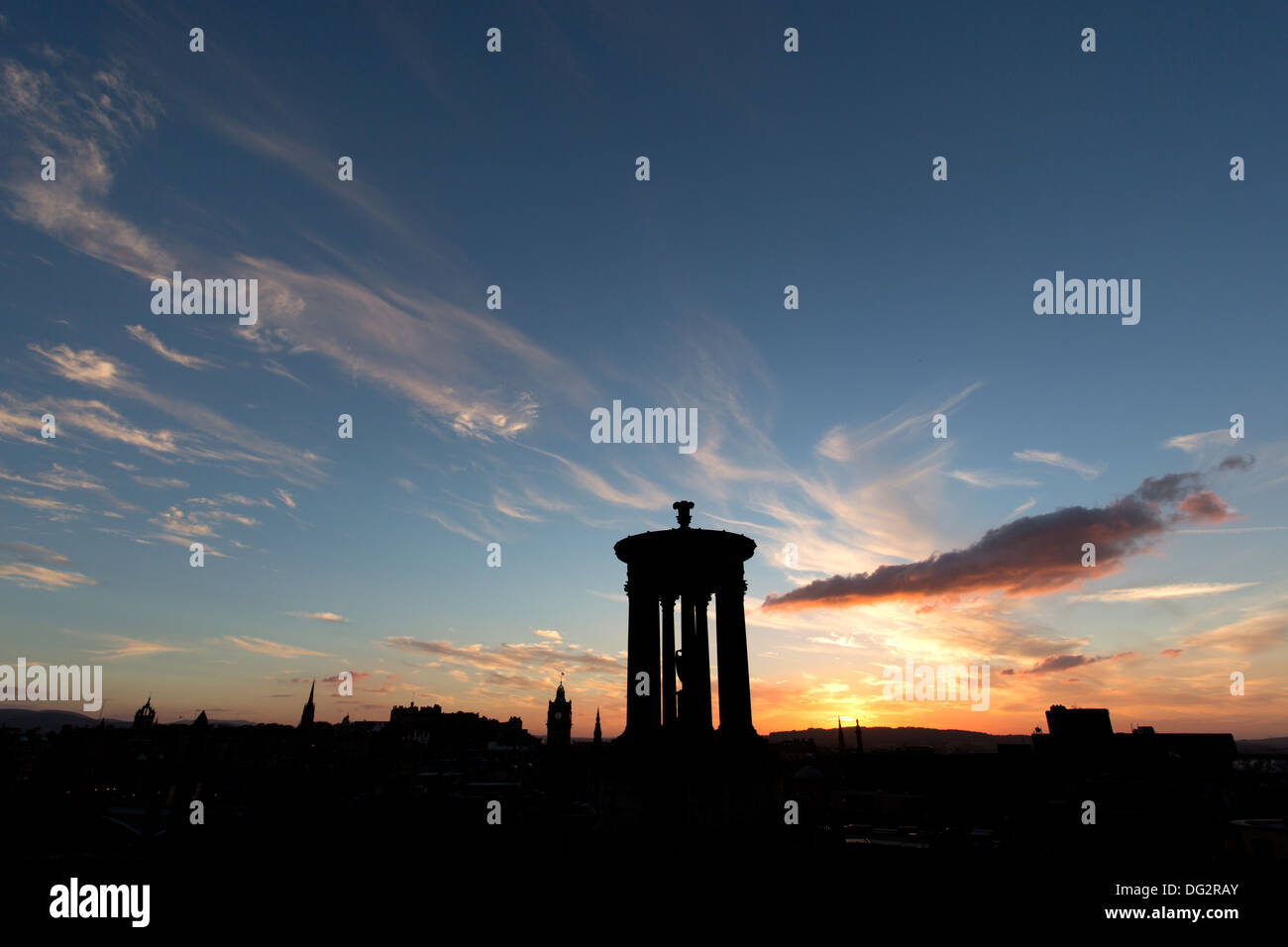 Città di Edimburgo in Scozia. Pittoresca vista al tramonto del centro di Edimburgo vista da Calton Hill. Foto Stock