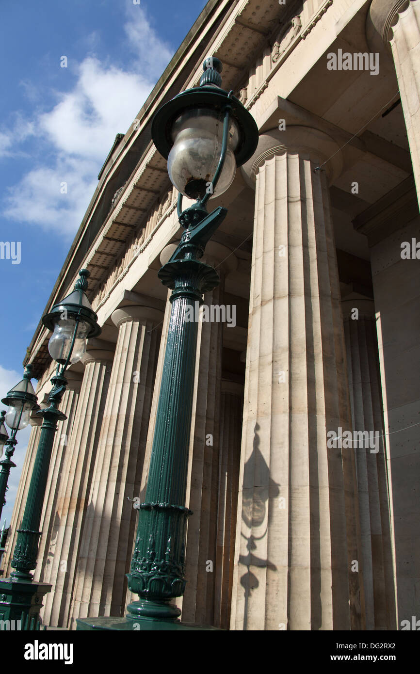 Città di Edimburgo in Scozia. Vista ravvicinata delle lampade e il colonnato elevazione del sud del National Galleries of Scotland. Foto Stock