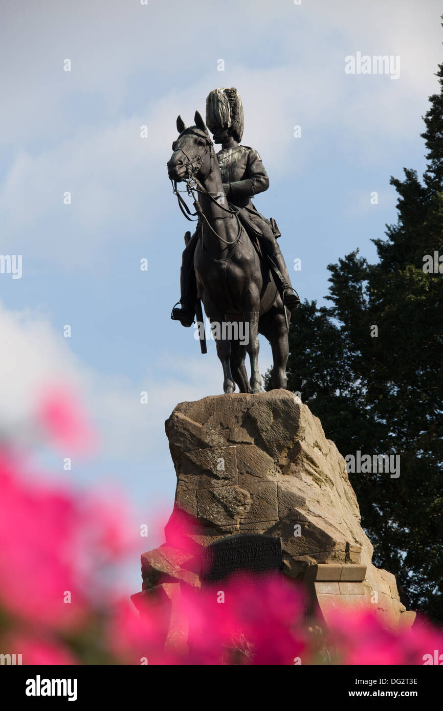 Città di Edimburgo in Scozia. Vista pittoresca del Royal Scots Grays Boer War Memorial statua equestre, in Princes Street. Foto Stock