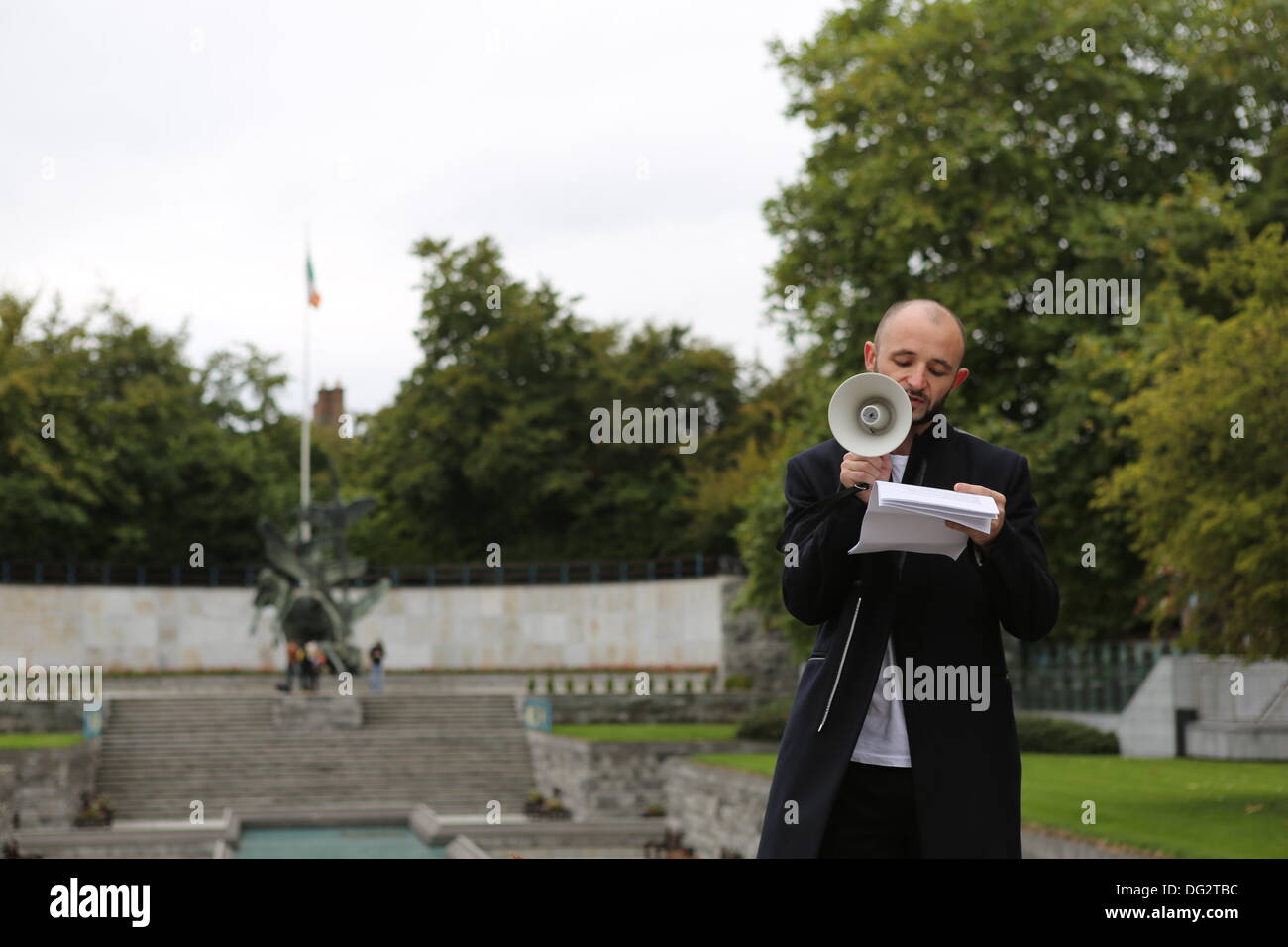 Dublino, Irlanda. Xii Ottobre 2013. Tony O'Brien, l organizzatore del 'Marco contro Monsanto" affronta l'apertura rally della protesta.circa 50 attivisti girato fuori per il 'Marco contro Monsanto' a Dublino. La protesta è parte di una giornata internazionale di protesta contro l'azienda agricola la Monsanto e le sue pratiche di business come pure contro OGM (alimenti geneticamente modificati). Foto Stock