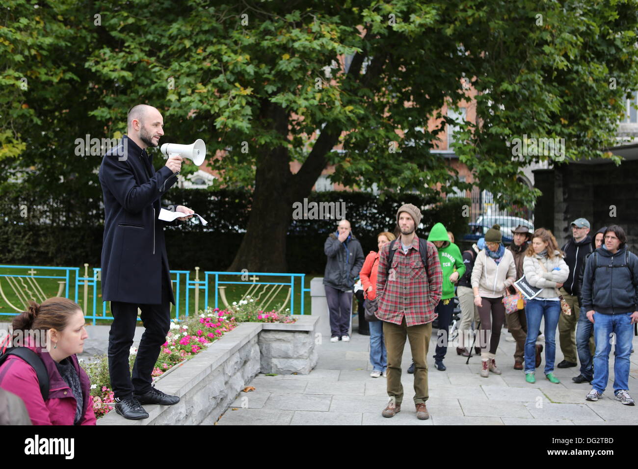 Dublino, Irlanda. Xii Ottobre 2013. Tony O'Brien, l organizzatore del 'Marco contro Monsanto" affronta l'apertura rally della protesta.circa 50 attivisti girato fuori per il 'Marco contro Monsanto' a Dublino. La protesta è parte di una giornata internazionale di protesta contro l'azienda agricola la Monsanto e le sue pratiche di business come pure contro OGM (alimenti geneticamente modificati). Foto Stock