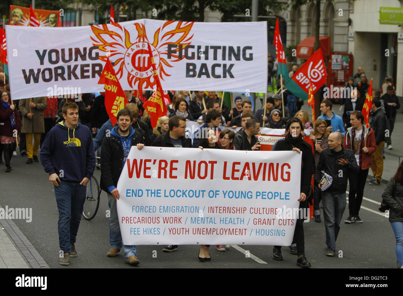 Dublino, Irlanda. Xii Ottobre 2013. I membri delle organizzazioni giovanili dei sindacati chiamata per migliori opportunità di lavoro. I sindacati chiamato per una marcia di protesta attraverso Dublino, davanti all'annuncio del bilancio 2014 la prossima settimana. Essi hanno protestato contro i tagli al welfare sociale, la sanità e l' istruzione e per un utilizzo di altre fonti di reddito per il governo. © Michael Debets/Alamy Live News Foto Stock