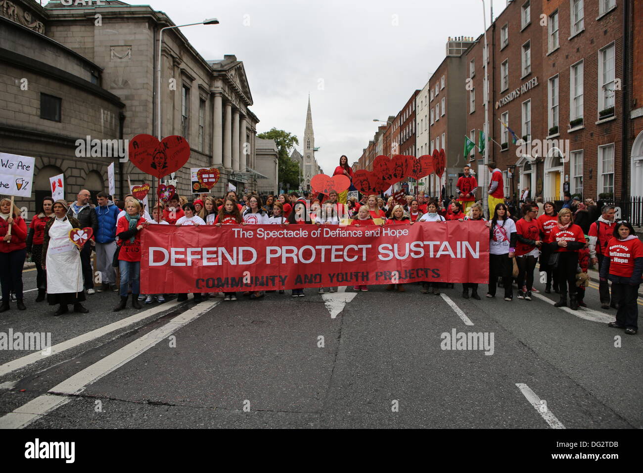 Dublino, Irlanda. Xii Ottobre 2013. I membri dello spettacolo di Defiance & speranza marzo nel pre-budget marcia di protesta. I sindacati chiamato per una marcia di protesta attraverso Dublino, davanti all'annuncio del bilancio 2014 la prossima settimana. Essi hanno protestato contro i tagli al welfare sociale, la sanità e l' istruzione e per un utilizzo di altre fonti di reddito per il governo. © Michael Debets/Alamy Live News Foto Stock