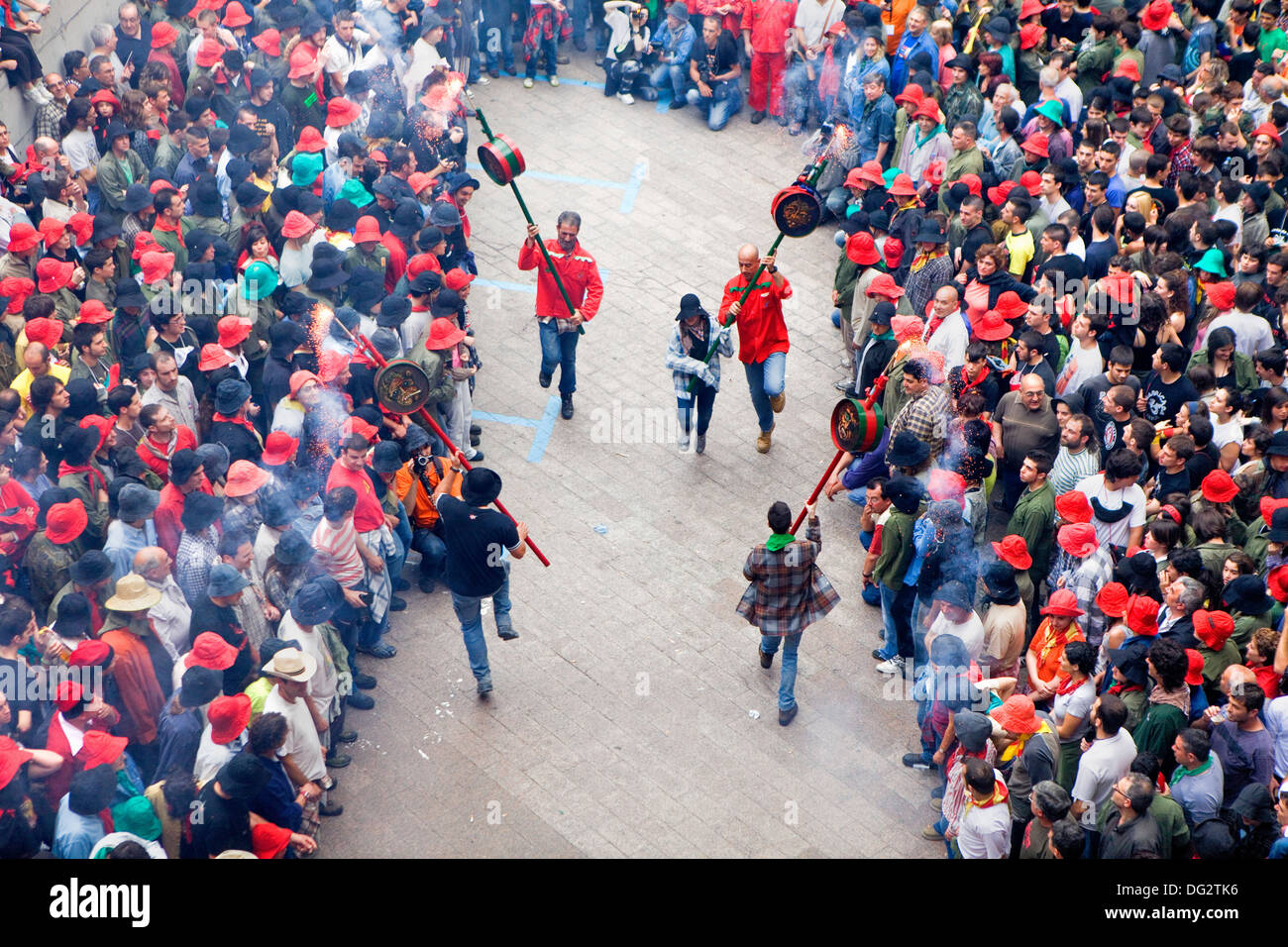 'Maces'(mazas).Plaça de Sant Pere.La Patum (capolavoro di Orale Immateriale Patrimonio dell'UNESCO). Foto Stock