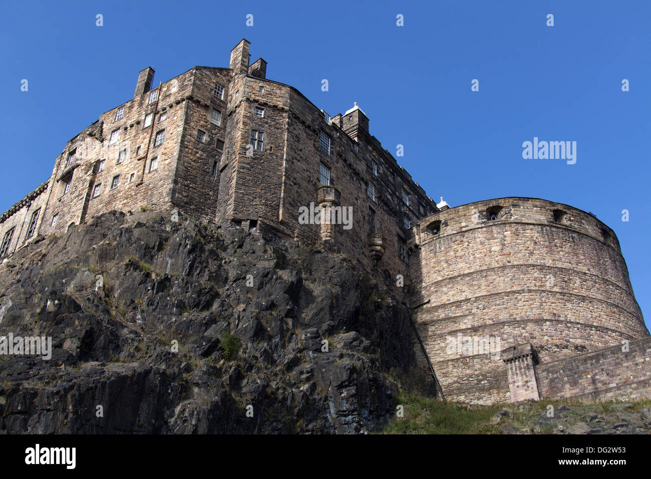 Città di Edimburgo in Scozia. Il sud-est elevazione del Castello di Edimburgo sul castello di roccia, visto da Johnston Terrace. Foto Stock