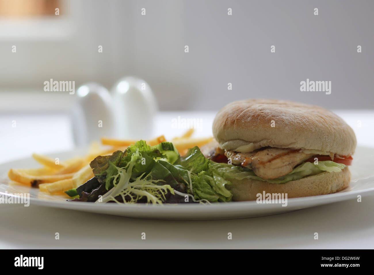 Sandwich di Pollo con patatine fritte Foto Stock