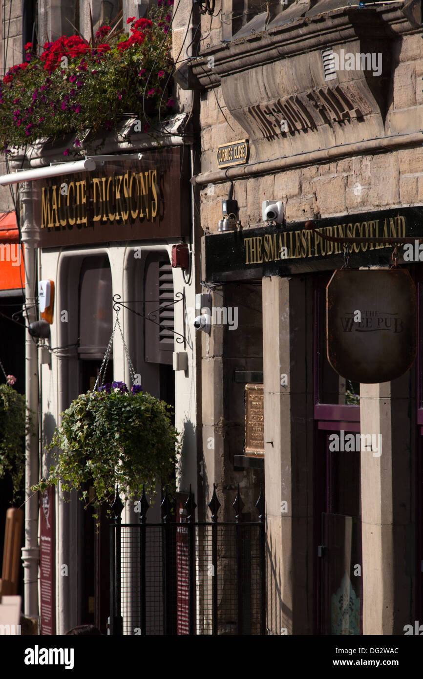 Città di Edimburgo in Scozia. Pittoresca vista ravvicinata di pub facciate nella storica zona di Grassmarket della parte storica della città di Edinburgh. Foto Stock