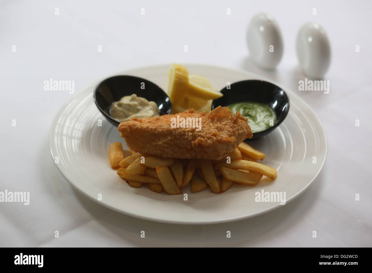 Pesce e patatine con fiacco piselli Foto Stock
