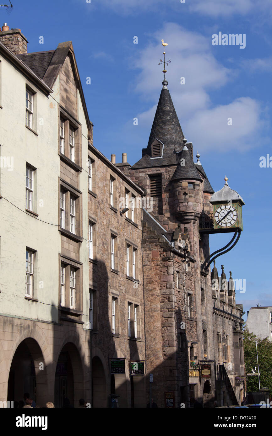 Città di Edimburgo in Scozia. Canongate su Edinburgh Royal Mile con la Canongate Tolbooth in background. Foto Stock